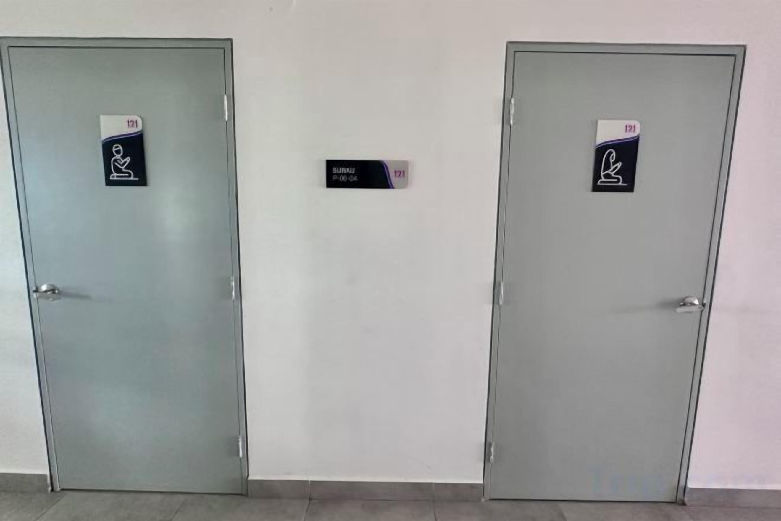 Zwei Türen mit Schildern, auf denen die Zimmernummern 101 und 121 stehen.