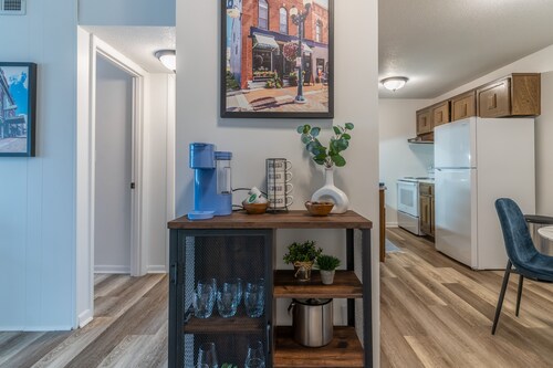 Charming 1-bedroom apartment in historic downtown Cedar Falls with AC.