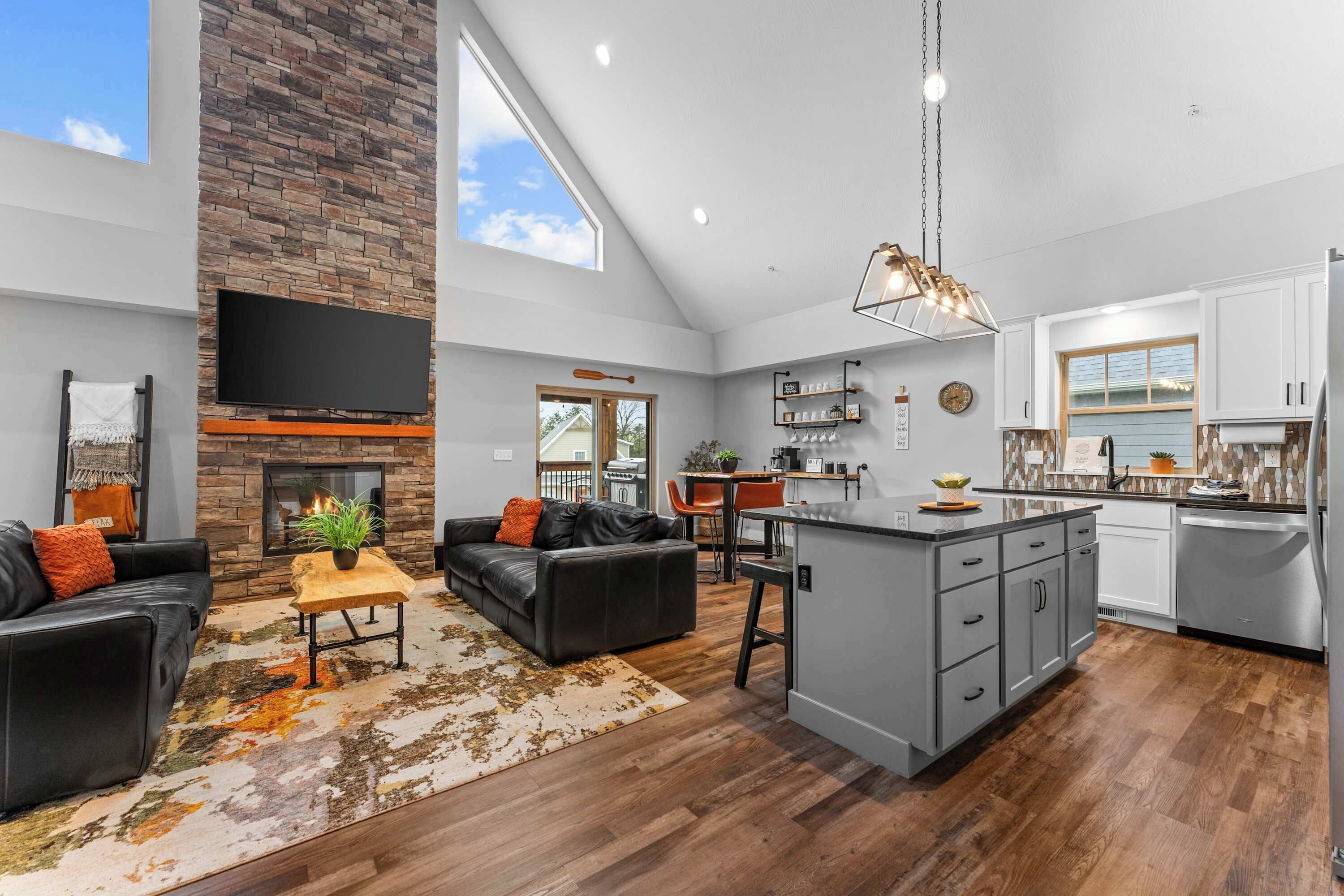 House, Multiple Beds, Hot Tub, Mountain View (Green Wood Getaway) | Living area