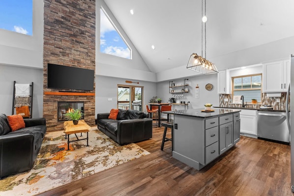 House, Multiple Beds, Hot Tub, Mountain View (Green Wood Getaway) | Living area - Green Wood Getaway for 18 (Hollister)