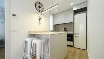 Microondas, horno, placa de cocina y lavavajillas