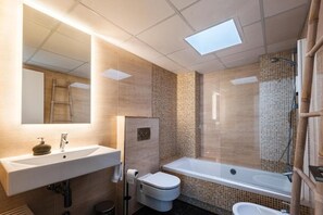 Hair dryer, towels, toilet paper - Casa Bonic: Villa with Sunset - seaview and pool (Sant Josep de sa Talaia)