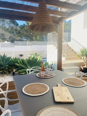 Outdoor dining - Casa Bonic: Villa with Sunset - seaview and pool (Sant Josep de sa Talaia)