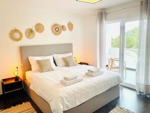 3 bedrooms, iron/ironing board, WiFi, bed sheets - Casa Bonic: Villa with Sunset - seaview and pool (Sant Josep de sa Talaia)