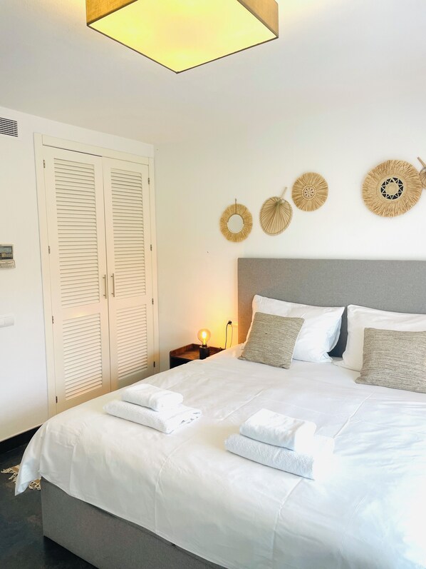 3 bedrooms, iron/ironing board, WiFi, bed sheets - Casa Bonic: Villa with Sunset - seaview and pool (Sant Josep de sa Talaia)