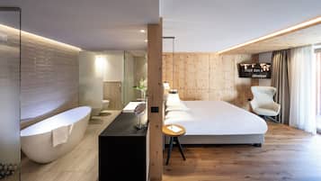 Deluxe Suite | In-room safe, blackout drapes, soundproofing, WiFi (free)