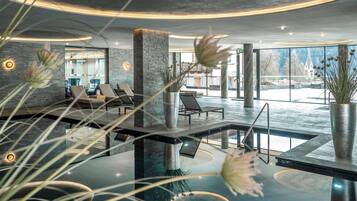 2 piscine coperte, piscina all'aperto, lettini