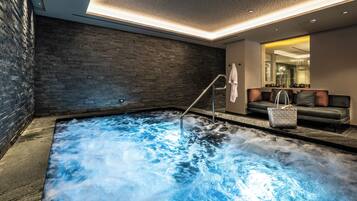 2 piscine coperte, piscina all'aperto, lettini