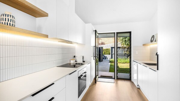 Fridge, microwave, oven, stovetop - 2/38 Avocet Parade Peregian Beach (Peregian Beach)