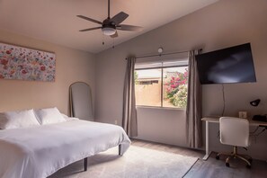 3 室のベッドルーム、デスク、旅行用ベビーベッド、WiFi (無料)