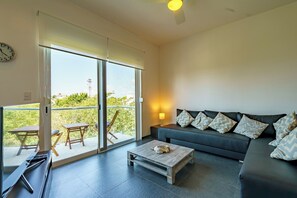 2 bedrooms, Internet - Penthouse w Private Jacuzzi Steps to 5thav Beach (Playa del Carmen)