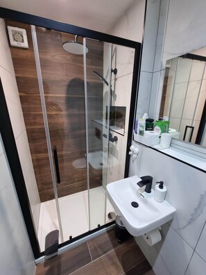 Bathroom - ThornCastle 1 - Tiny double studio (Dublin)
