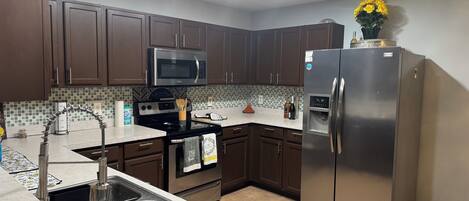 Micro-ondes, four, plaque de cuisson, lave-vaisselle