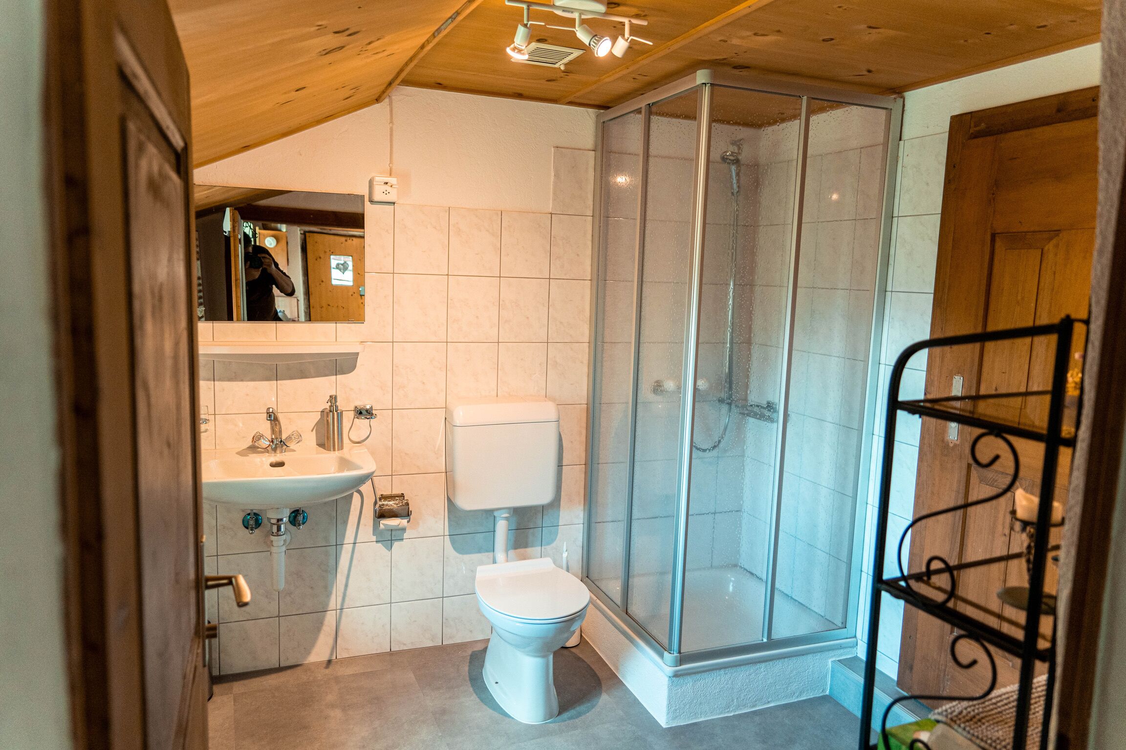 Ein Badezimmer mit Toilette, Waschbecken und einer Duschkabine.