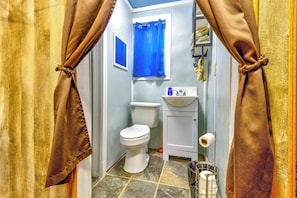 Regadera, toallas, jabón, papel de baño