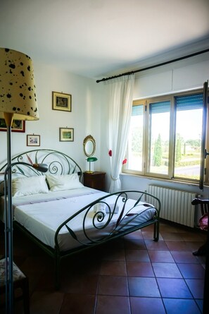 2 bedrooms, internet, bed sheets