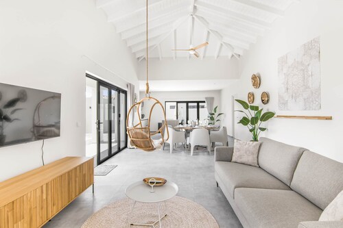 Villa Mar de Luz, Mambo Beach