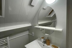 Regadera, toallas, jabón, papel de baño 