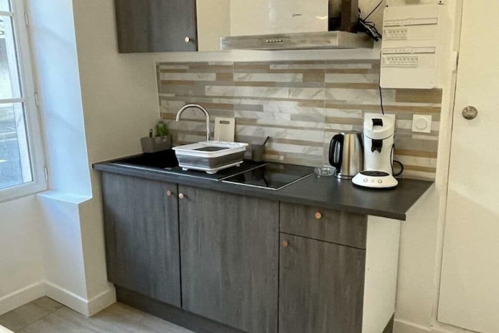 Réfrigérateur, micro-ondes, plaque de cuisson, cafetière/bouilloire