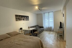 Free WiFi, bed sheets