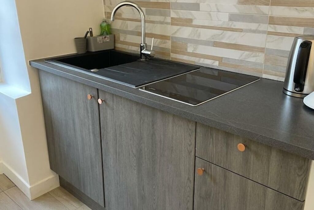 Réfrigérateur, micro-ondes, plaque de cuisson, cafetière/bouilloire