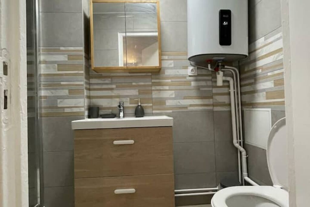 Douche, serviettes fournies, savon, papier toilette