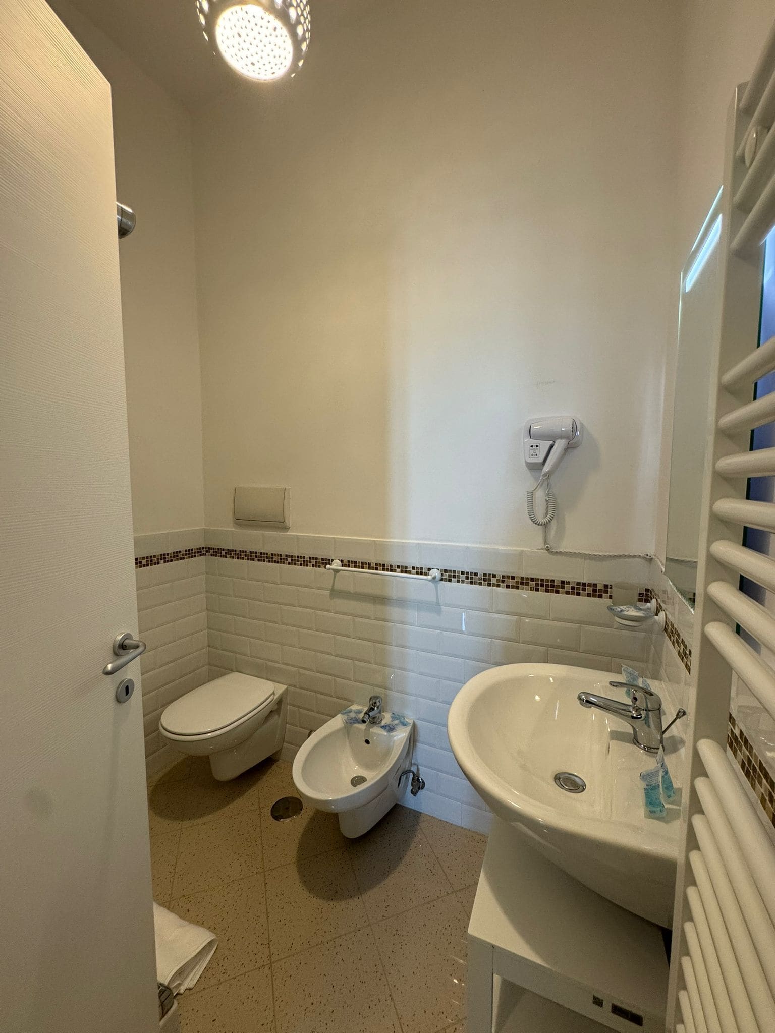 Douche, articles de toilette gratuits, sèche-cheveux