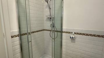 Een douche, gratis toiletartikelen, een haardroger, handdoeken