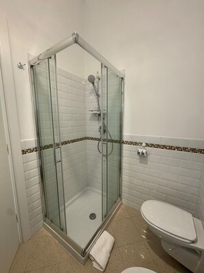 Dusj, toalettartikler (inkludert), hårføner og håndklær
