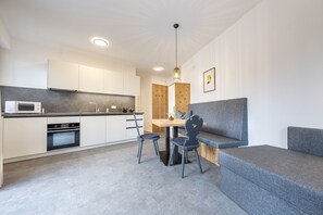 Fridge, oven, dishwasher, coffee/tea maker