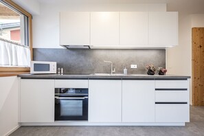 Kühlschrank, Ofen, Geschirrspüler, Wasserkocher mit Kaffee-/Teezubehör