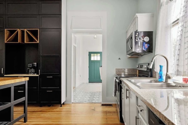 Coffee/tea maker, fridge, microwave, oven - Romantic Historic Home | Walk to Downtown Seguin (Seguin)