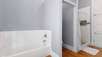 Een douche, een haardroger, handdoeken, shampoo