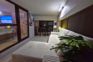 Room - Warm Private JACUZZI Apartment - TBILISI by N A T Suite (Tbilisi)