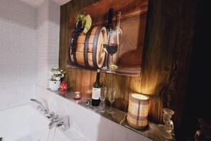 Room - Warm Private JACUZZI Apartment - TBILISI by N A T Suite (Tbilisi)