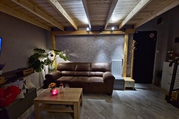 Room - Warm Private JACUZZI Apartment - TBILISI by N A T Suite (Tbilisi)