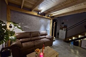 Room - Warm Private JACUZZI Apartment - TBILISI by N A T Suite (Tbilisi)