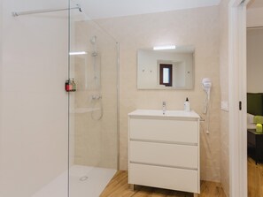 Ducha, secador de pelo y toallas