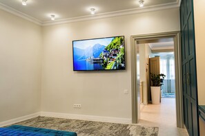 Deluxe Room | In-room safe, laptop workspace, blackout drapes, soundproofing