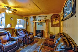 Living area - Mountain Springs Cabin at Panther Creek (Cherokee)