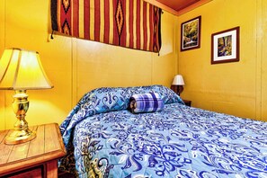 2 bedrooms, bed sheets - Mountain Springs Cabin at Panther Creek (Cherokee)