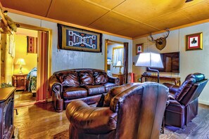 Living area - Mountain Springs Cabin at Panther Creek (Cherokee)