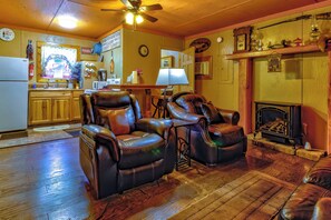 Living area - Mountain Springs Cabin at Panther Creek (Cherokee)