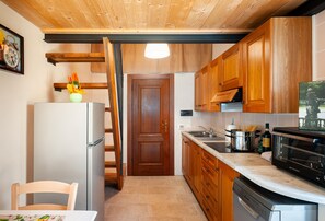 Fridge, oven, stovetop, dishwasher - Holiday Home 'Il Rifugio di Andrea' with Private Garden, Wi-Fi and Air Conditioning (Capannori)