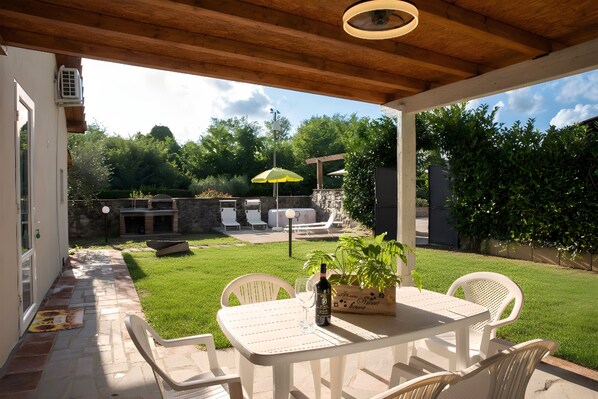 Outdoor dining - Holiday Home 'Il Rifugio di Andrea' with Private Garden, Wi-Fi and Air Conditioning (Capannori)