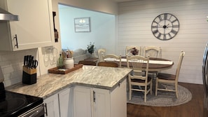 Kylskåp, mikrovågsugn, ugn och spishäll