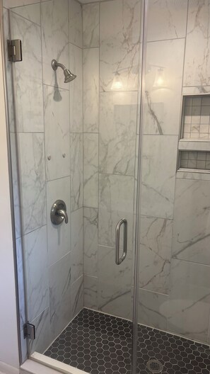 Shower, hair dryer, bidet, towels - Spacious Park Circle Home - Hot Tub - Fire Pit- Fenced In Yard - Walk to Bars (North Charleston)