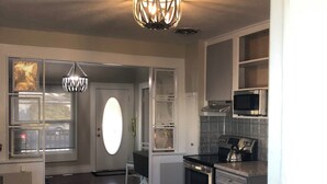 Una cocina moderna con electrodomésticos de acero inoxidable, un microondas integrado y una isla grande.