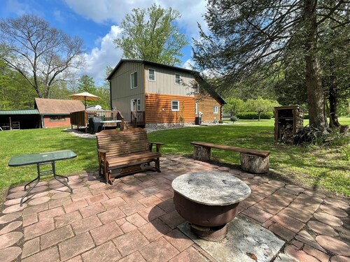 Spacious Cabin Retreat - EZ Boat Parking & Dog Friendly !