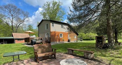 Spacious Cabin Retreat - EZ Boat Parking & Dog Friendly !